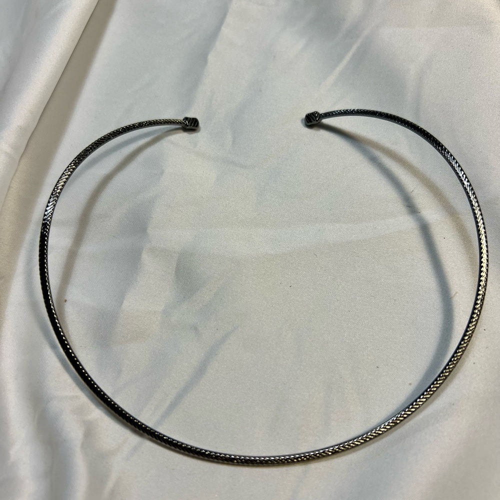Is”Lea Sophia Hematite tone choker/collar necklace  for displaying any pendant.